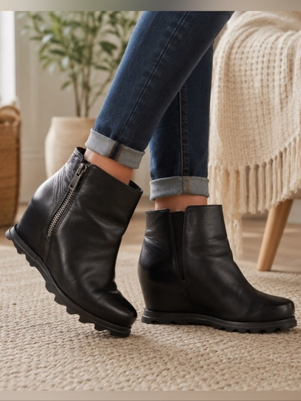 Sorel Black Leather Wedge Ankle Boots Lug Sole Side Zip Joan of Arctic III Sz 6